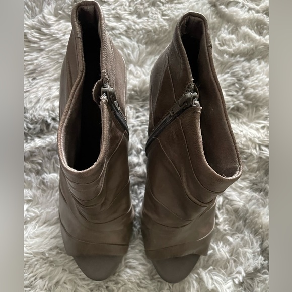 Women’s heeled peep toe booties - Picture 3 of 7